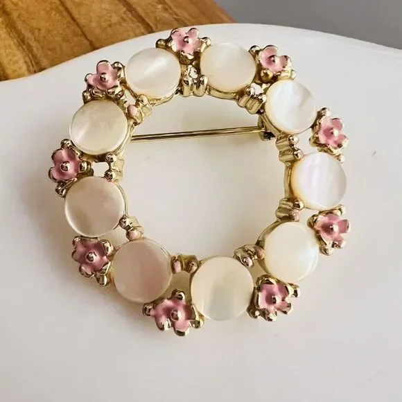 Vintage Brooch Pin with Daisy’s MOTHER OF PEARL Enamel Wreath Gold Tone 1305