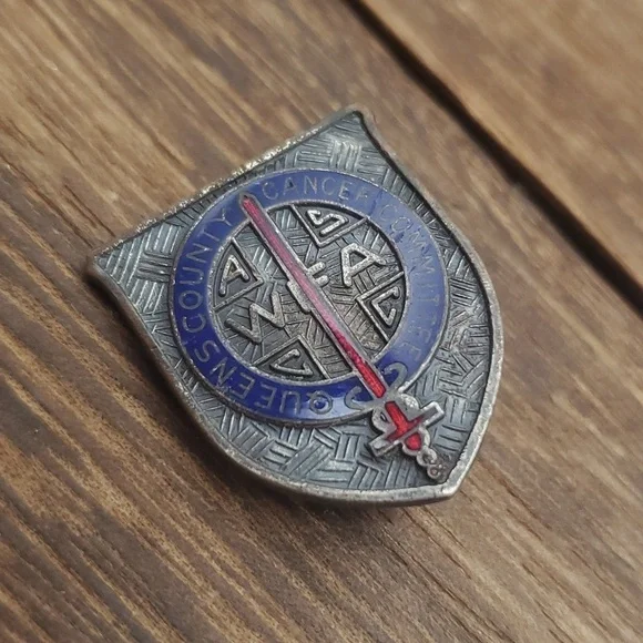 Queens County community crest brooch  B515‎