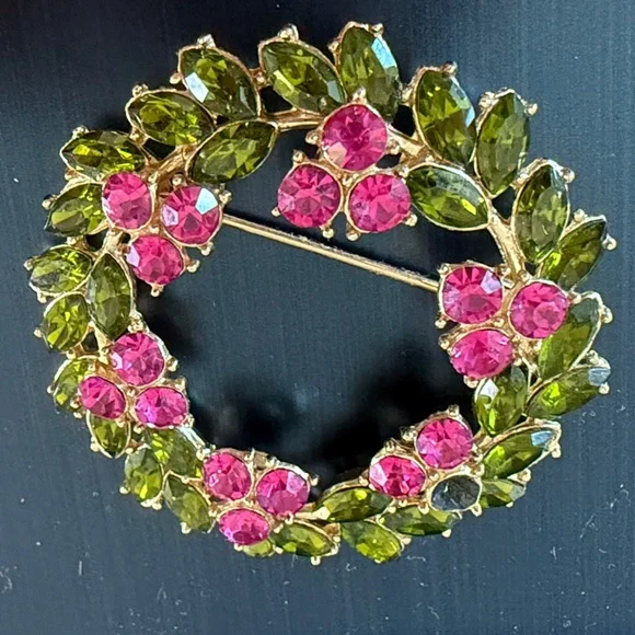 Vintage Crown Trifari Contessa Brooch Pin Green Fuchsia/Magenta‎ Missing 1 Stone