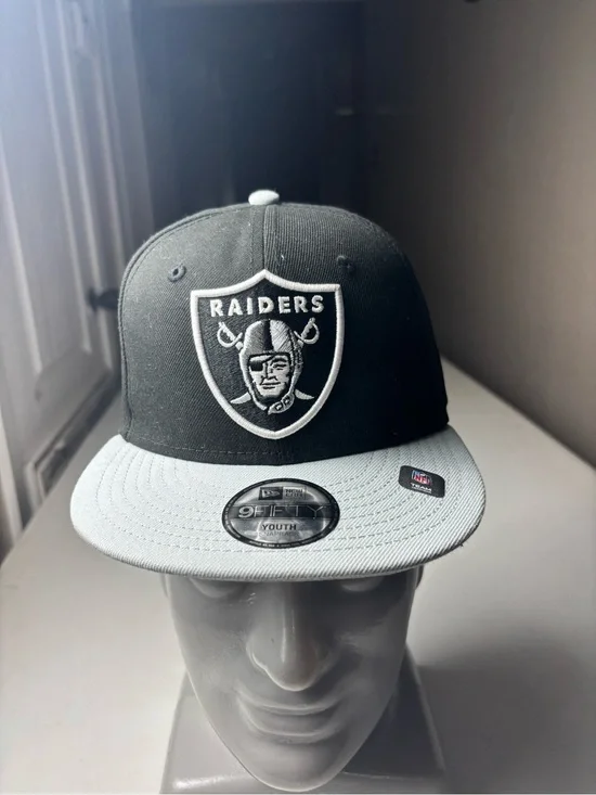 Youth New Era Las Vegas Raiders snapback cap in black & gray with white Raiders