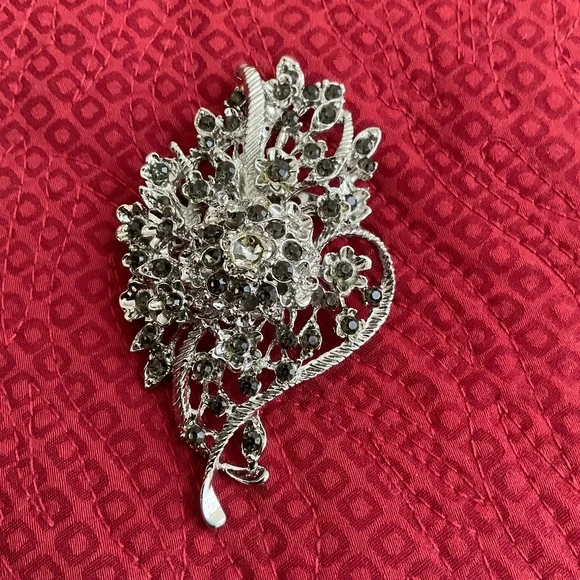 VINTAGE RHINESTONE BROOCH