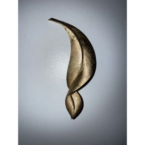 Signed Trifari Vintage‎ Matte Textured Gold Tone Twisted Leaf Brooch Pin