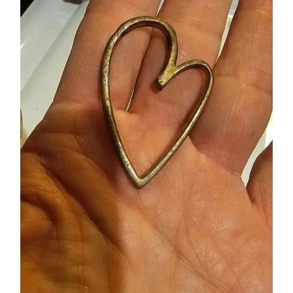 Sleek Silver Toned Heat Shaped Fashion Jewelry Pin/Brooch Costume Jewelry