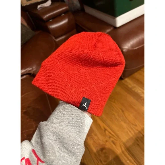 Jordan youth‎ boy medium winter red hat
