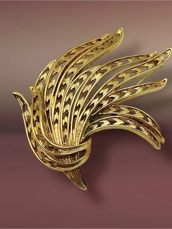 Vintage Monet Gold Tone Openwork Feather Plume Leaf Spray Statement Brooch