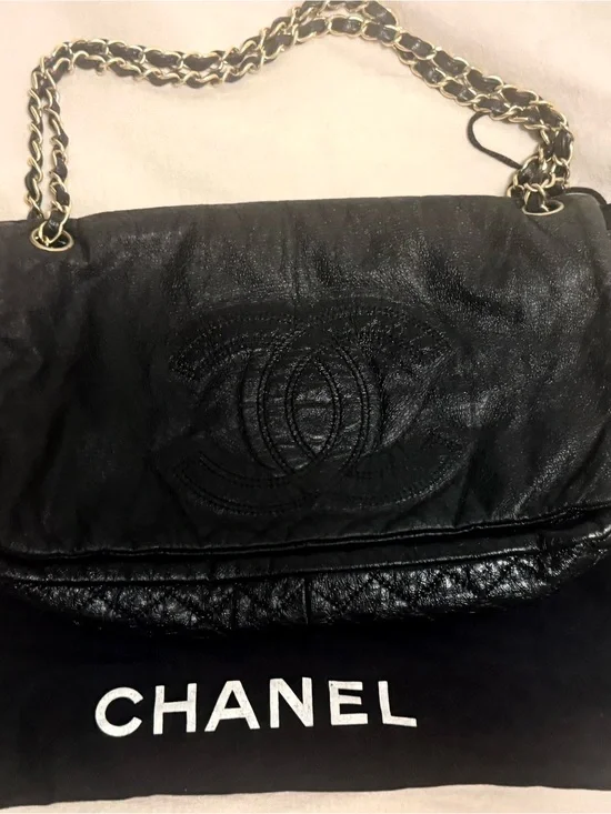 CHANEL Black Patent Leather Shoulder Bag with Gold Chain
