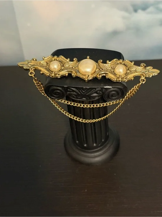 1928 Jewelry Brand faux pearl chatelaine style chain bar brooch pin. Preowned.