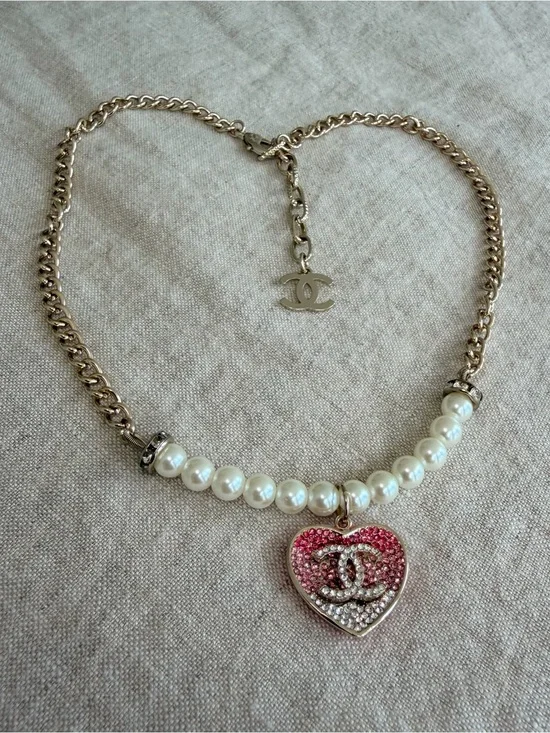 💗CHANEL Pearl Necklace with Pink Crystal Heart Pendant🤍