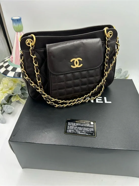 Women Chanel cargo pocket quilted shoulder bag made in France