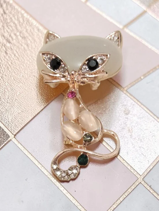 New Cat-Shaped Crystal Brooch Pin in Pale Green and Gold