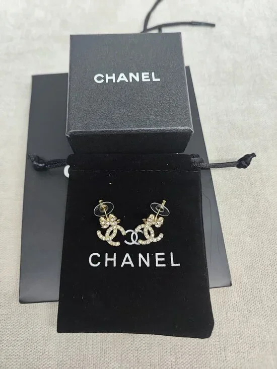 💎Chanel Gold Tone Crystal Interlocking CC Stud Earrings Floral Crystal
