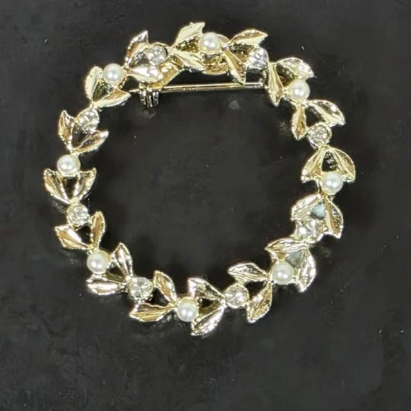 Gerrys Vintage Gold Tone Wreath Brooch Faux‎ Pearl Rhinestone Leaf Circle Pin