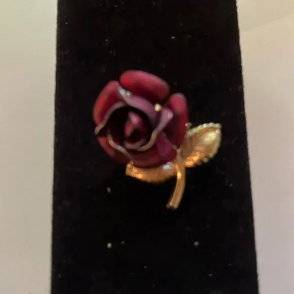 🌹✨ Vintage Gold-Tone Rose Brooch Pin with Red Enamel Flower ✨🌹