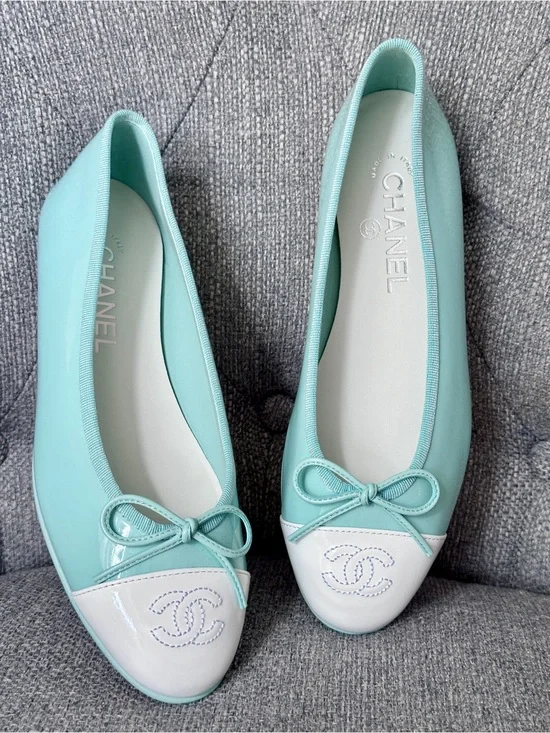 2026 CHANEL TURQUOISE PATENT LEATHER WHITE CC LOGO CAPTOE BALLET FLATS size 37C