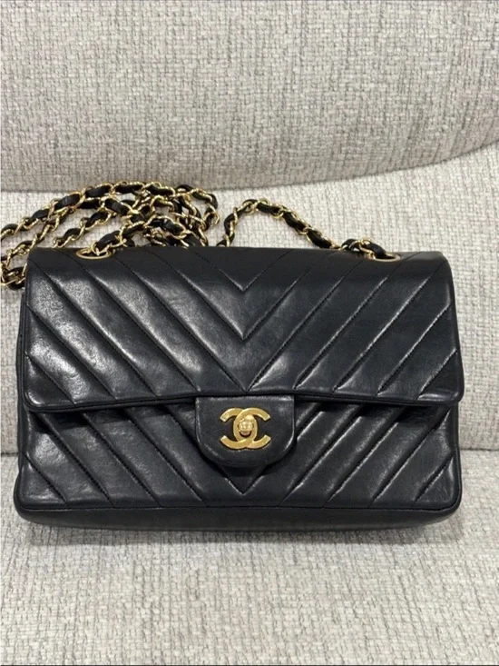 CHANEL Black Chevron Quilted Lambskin Shoulder Bag with Gold Chain Medium