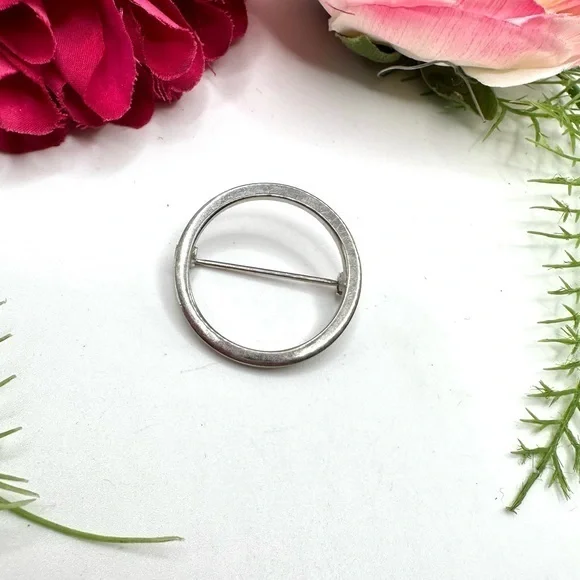 VINTAGE⚜️Round Shiny Silver Brooch