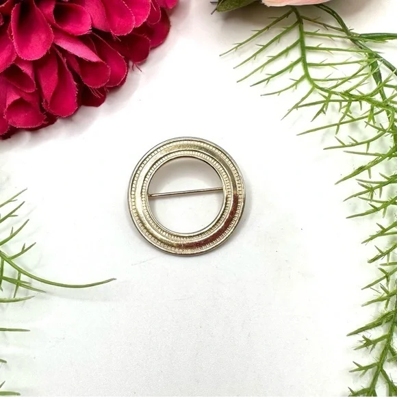 VINTAGE⚜️Engraved Golden Circle Brooch