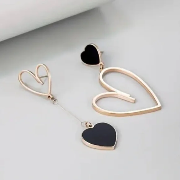 ✨ModCloth Posey Black & Gold Heart Earrings