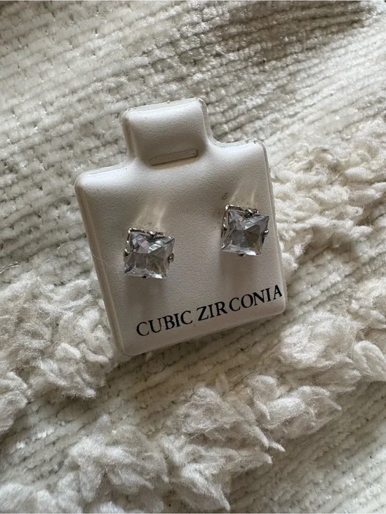 Gifted ❤️Cubic Zirconia Stud Earrings - Silver Tone 1 carat total