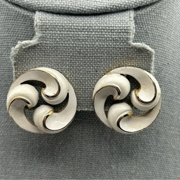 Vintage Trifari White Swirl Cream Clip On Earrings Gold Tone Filigree Statement