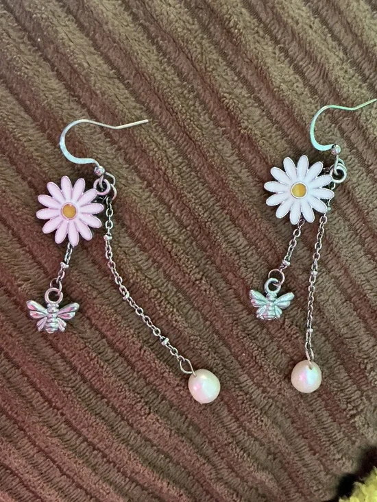 Cute Daisy And Bee And Pearl Charmed Earrings