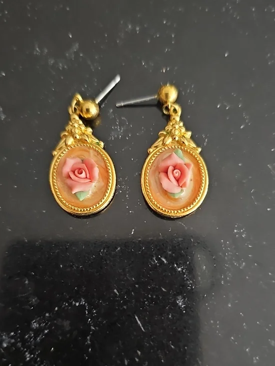 Vintage 1989 Avon Victoria Rose Earrings