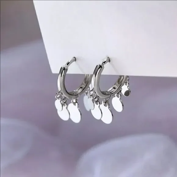 The Disc Huggie earring in 925 silver