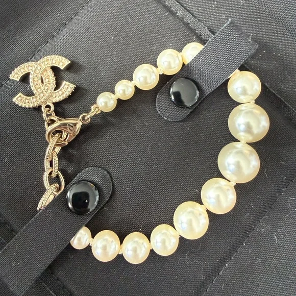 💋CHANEL Gold and‎ White Pearl Bracelet