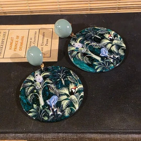 Retro 80s Style Tropical Jungle Animals Vintage Lucite Pendant Dangle earrings