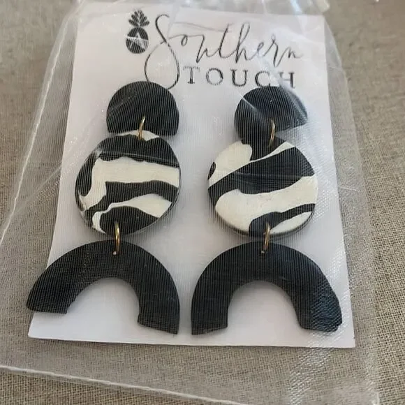 New A Southern Touch Clay Black and White Lightweight Earrings