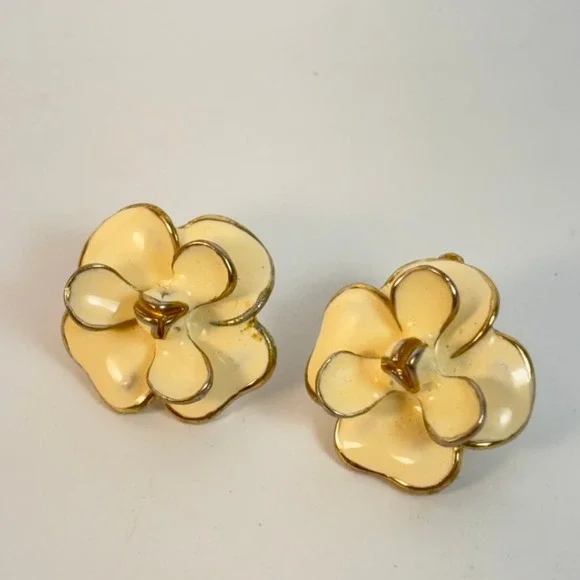 Vintage Flower Stud Earrings Cream Enamel Gold Tone Boho Cottagecore Y2K
