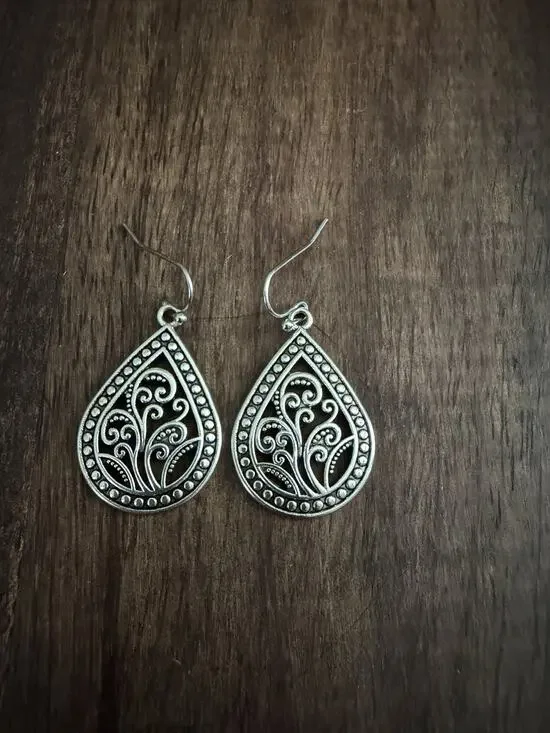 Silver Tone Metal Teardrop Pierced Earrings Vintage