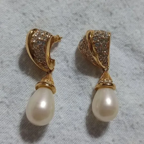 Beautiful pearl drop earrings (E006)