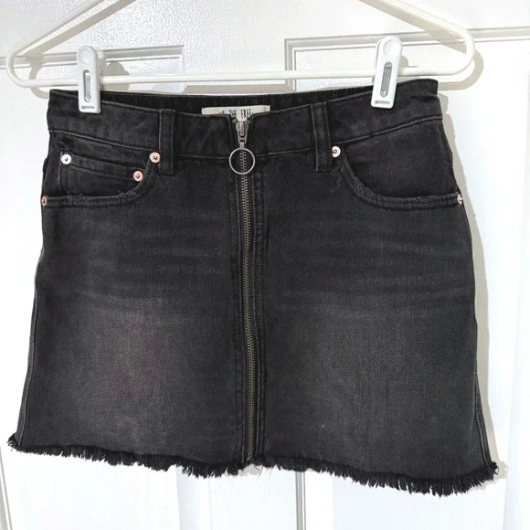 Free People We The Free Black Denim Mini Skirt Exposed Zipper Frayed Hem Size 25