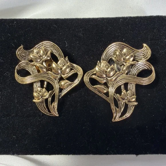 Vintage Avon Large Floral Gold Tone Pierced  Earrings Chic Granny Core‎