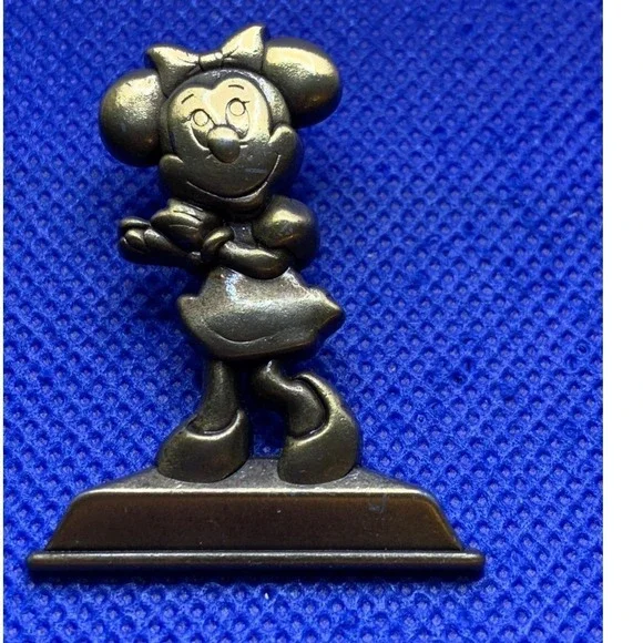 2016 Minnie Mouse Annual Pass Holder Disney pin Bronze Statue