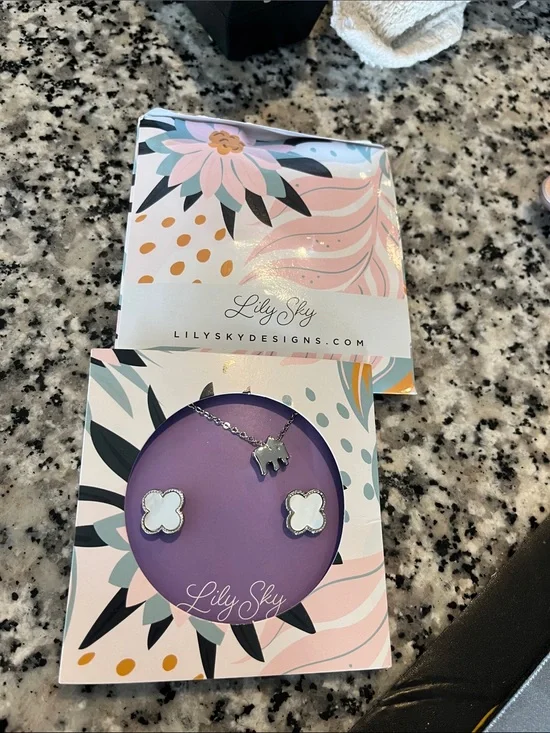 Lily sky karma  Elephant Necklace & White Clover Stud Earrings Set