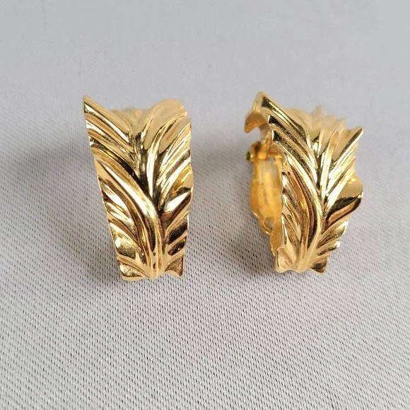 St John Vintage Gold‎ Tone Earrings Textured Leaf Hoop Clip On  EUC