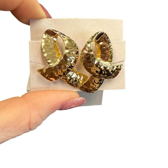 Avon Goldtone Hammered loop clip  Earrings. NIB 1989 vintage