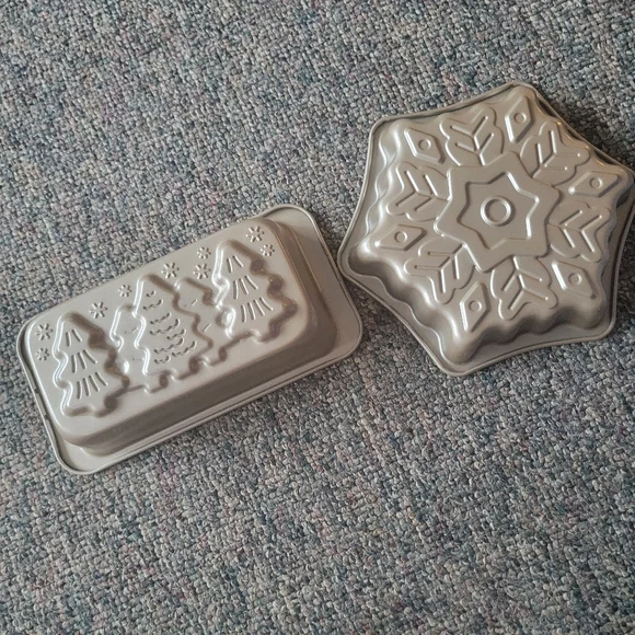 Celebrate It!  Holiday/winter Themed Cake Pan Set