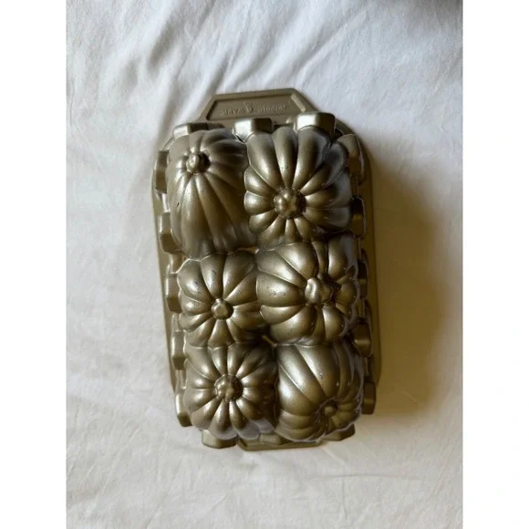 Nordic Ware Pumpkin Harvest Loaf Pan 6 Cup Cast Aluminum Gold Autumn Bakeware