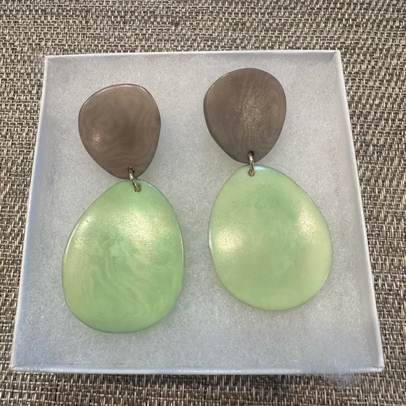 Elegant Green and Brown Earrings