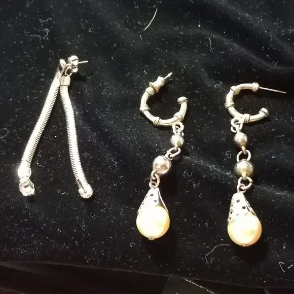 Two pair of vintage earrings (E014)