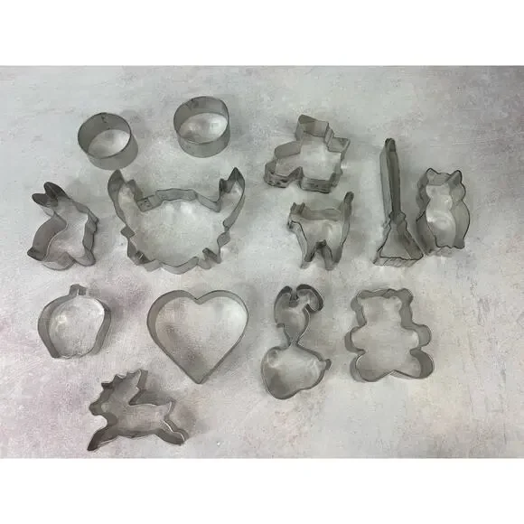 Lot of‎ 13 variety Cookie Cutters