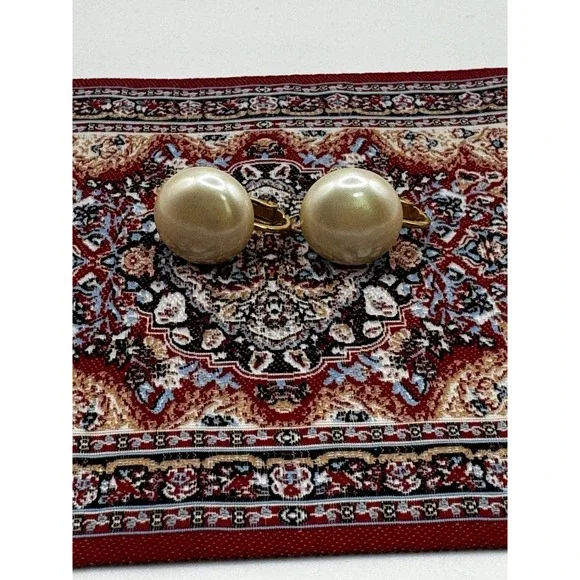 Marvella‎ Vintage Faux Pearl Clip On Earrings Gold Tone Screw Back Studs Round