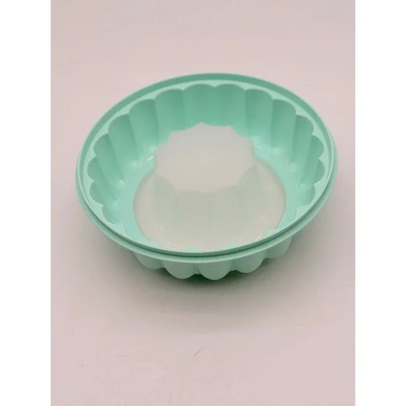 Vintage Tupperware Jel-N-Serve Mint Green Jello Mold Bundt Pan 1202-2 with Lid