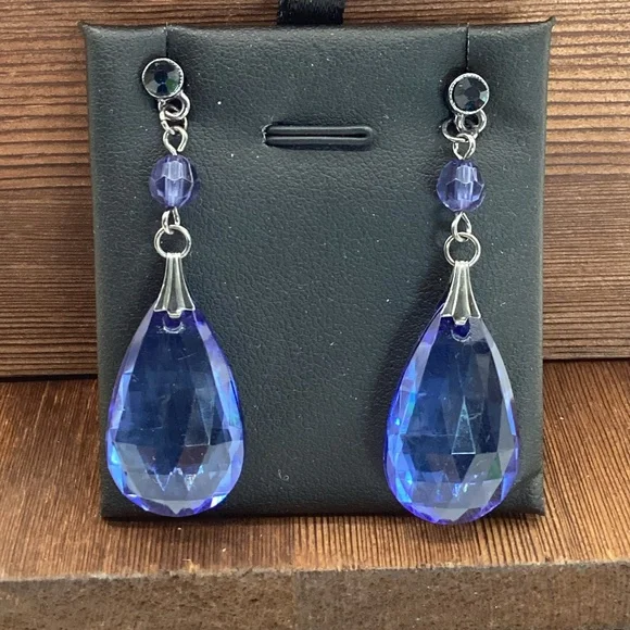216. Clear Blue Teardrop Earrings w/ Silver Links EUC