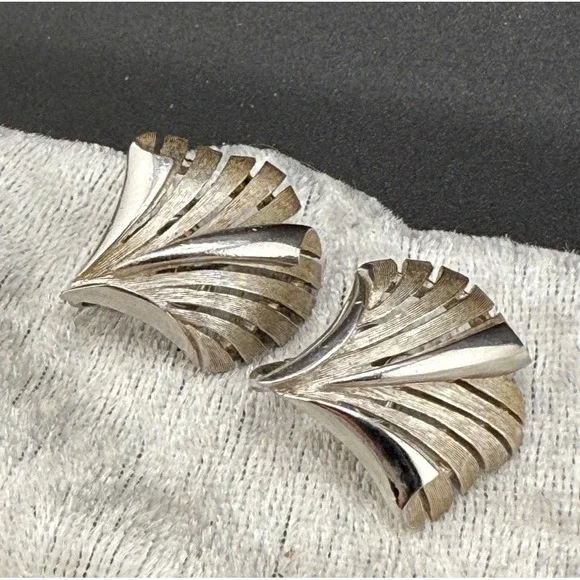 Vintage Trifari‎ Clip On Earrings Silver Tone Signed
