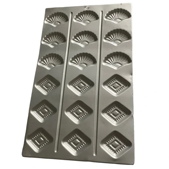 New! Bakeware 18 Cookie Tart Candy Tray