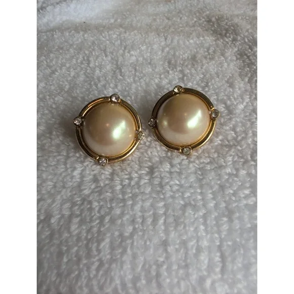 VINTAGE RICHELIEU SIGNED GOLG TONE FAUX PEARLS‎ STUD EARRINGS